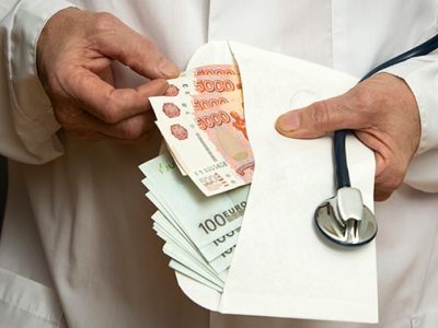 Врач с деньгами. Фото: Nikolay Gyngazov globallokpress